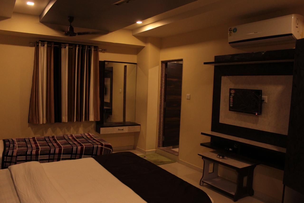 Apollo Hotel Ахмедабад Экстерьер фото